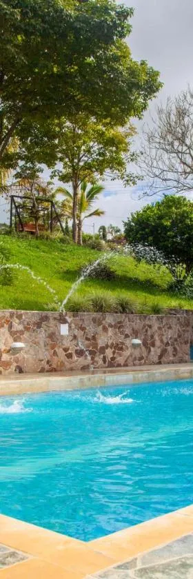 Lujosa finca en La Cumbre, Piscina, jacuzzi, WiFi, 5BR，位于La Cumbre的酒店