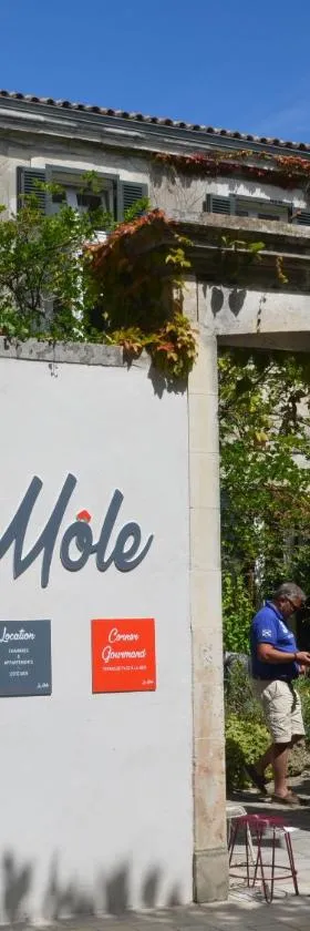 Le Mole (Appartements et Chambres)，位于拉弗洛特的酒店