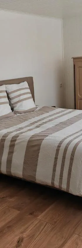 Appartement " Le Chardonneret "，位于伊斯内姆的酒店