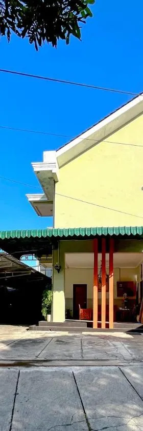 Wisma Anugerah Redpartner Near Masjid Zayed Solo，位于Bonorejo的酒店