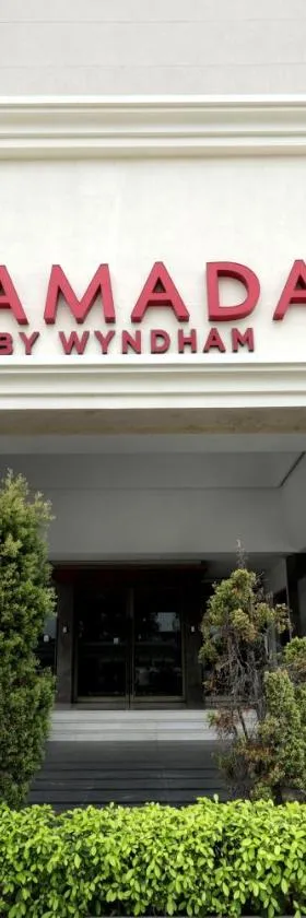Ramada by Wyndham Lucknow Hotel and Convention Center，位于勒克瑙的酒店