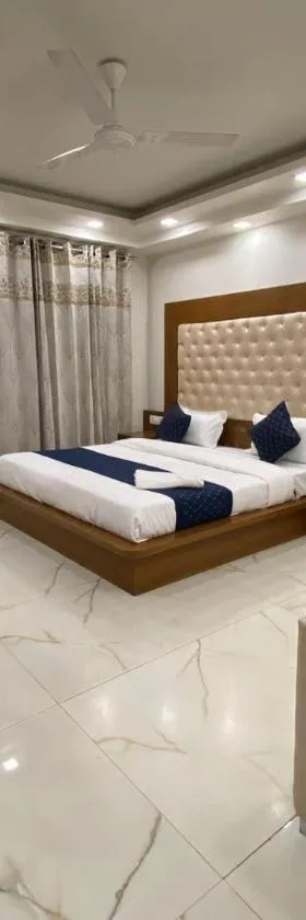 Hotel Leaf 9 Boutique, Near Golf Course Road and Galleria Market，位于古尔冈的酒店