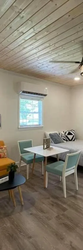 Beautifully Renovated Studio 2 Miles From Marina!，位于Winchester的酒店