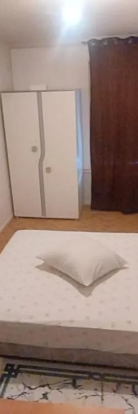 Chambre privée dans un appartement en collocation，位于隆河省的酒店