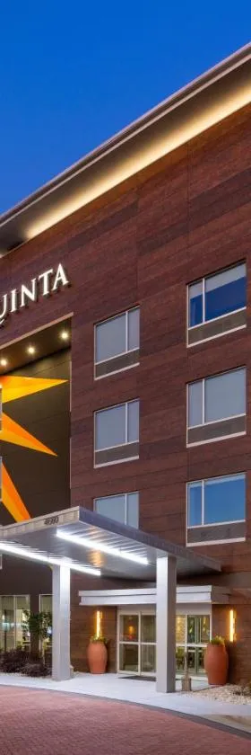 La Quinta Inn & Suites by Wyndham Locust Grove，位于洛克斯特格罗夫的酒店