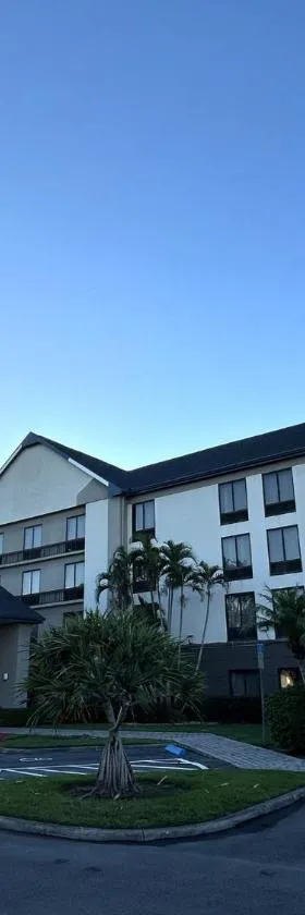 Red Roof PLUS Fort Myers，位于迈尔斯堡的酒店