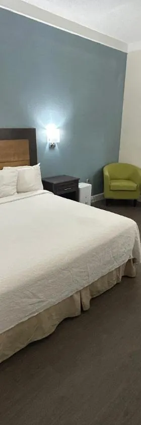 Red Roof PLUS Fort Myers，位于迈尔斯堡的酒店