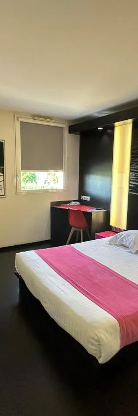 波尔多东卡迪尼亚酒店，位于Yvrac的酒店