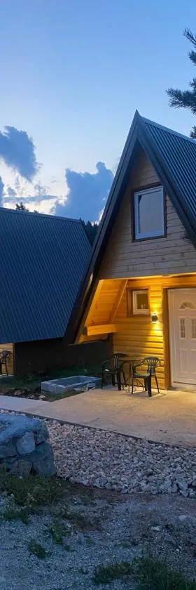 Mountain Paradise Cabins，位于扎布利亚克的酒店
