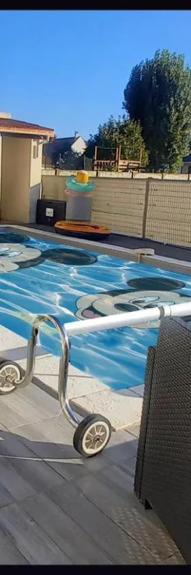 15min de disney, dépendance et piscine privée à la campagne，位于Crèvecoeur-en Brie的酒店