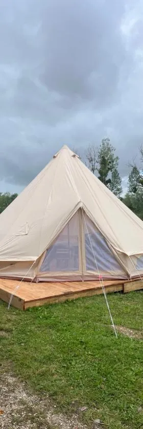 Tipi du pied de loup，位于Clérey的酒店