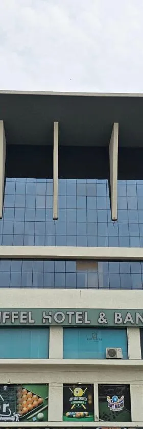 The Eiffel Hotel & Banquet，位于甘地讷格尔的酒店