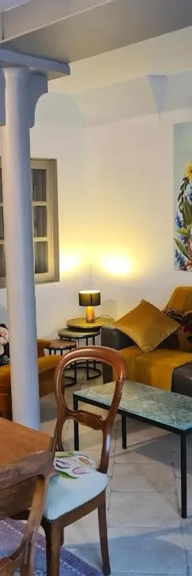 Gîte en face du Château de NIZAS, 4 chambres d'hôtes et 1 appartement familial pour 4 personnes，位于Nizas的酒店