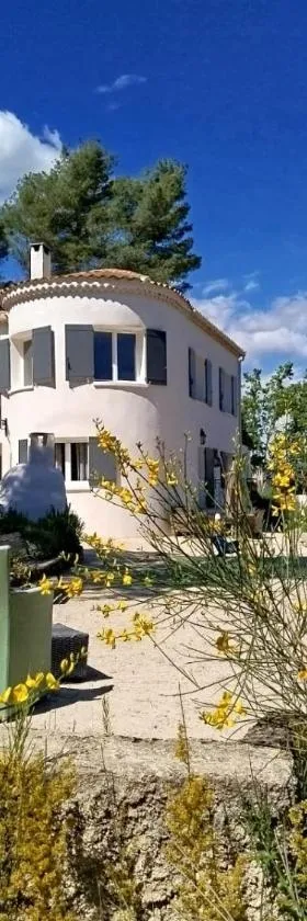 La Tourelle Suite Cosy entre vignoble aixois et Luberon，位于勒皮伊圣雷帕拉德的酒店