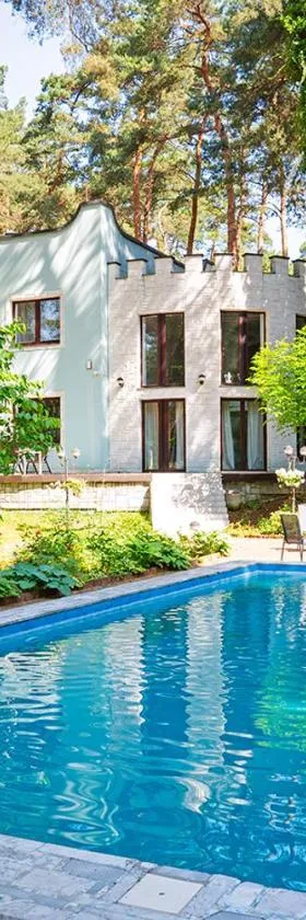 Villa with outdoor pool Warsaw，位于Magdalenka的酒店