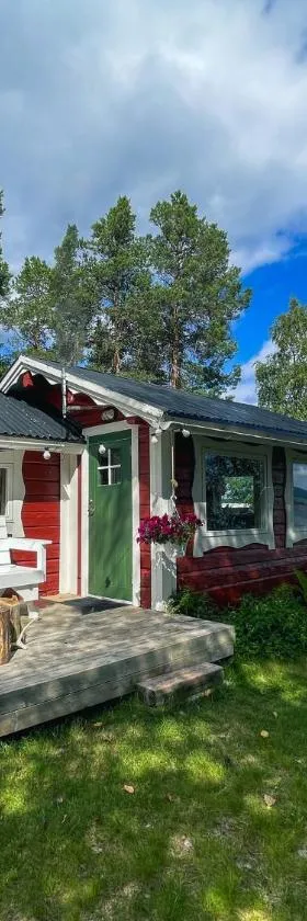 Laplandliv cabin on the lake with hottub，位于Björkliden的酒店