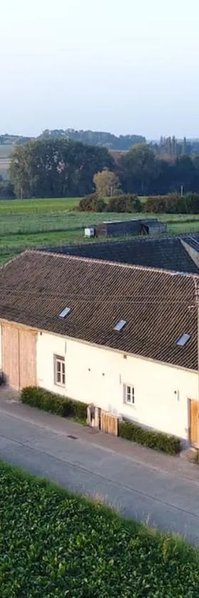 Square Shaped Farmhouse from 1713，位于Nieuwenhove的酒店
