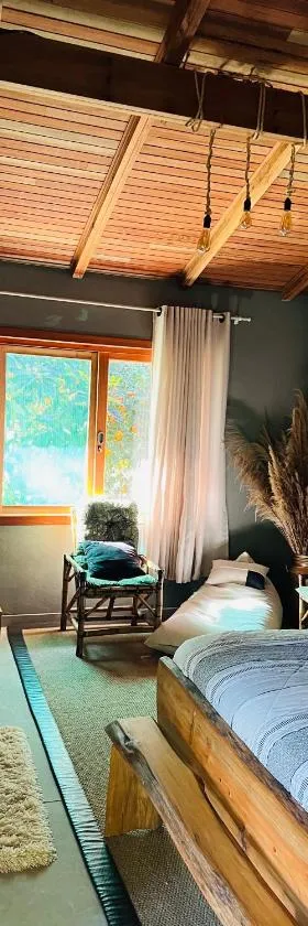 Quarto/suíte com lareira，位于São Miguel da Serra的酒店