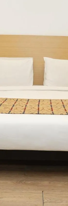 Crayon Hotels，位于甘地讷格尔的酒店