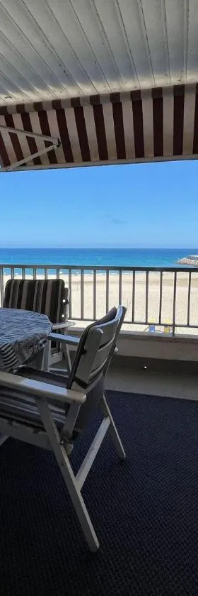 Apartamento en primera línea de mar，位于罗达德瓦拉的酒店
