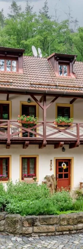 Černodolský mlýn，位于Chotiměř的酒店