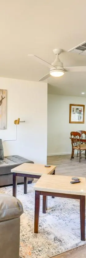 Kingman Vacation Rental with Yard and Fire Pit，位于金曼的酒店
