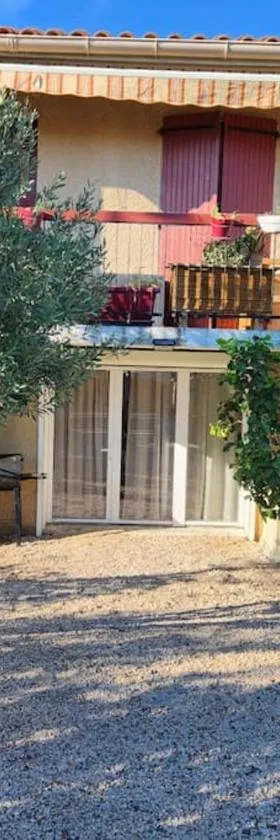 L'étape méditerranéenne logement 4-6 personnes avec parking privé，位于Sauvian的酒店