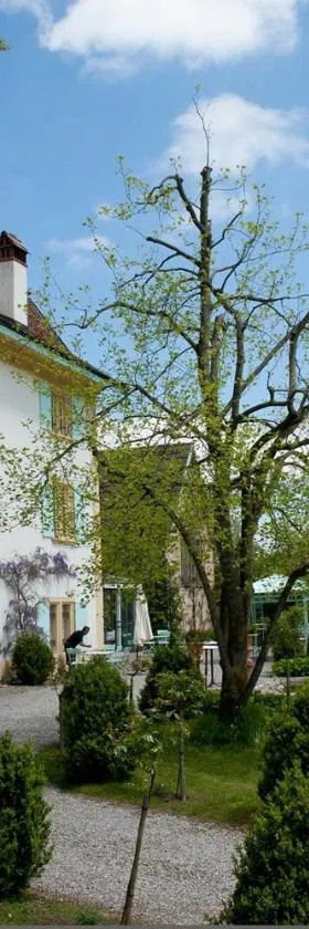 Schloss Ueberstorf - Tafeln, Tagen, Träumen，位于Ueberstorf的酒店