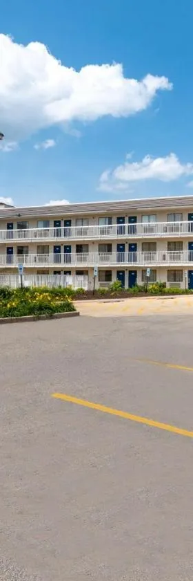 芝加哥西北 - 罗琳梅多斯6号汽车旅馆，位于罗林梅多斯的酒店
