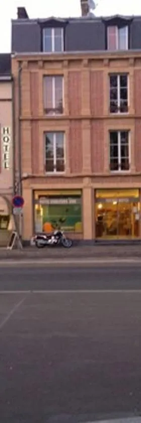 Hotel Couleurs Sud Centre-ville Gare Charleville-Mézières，位于沙勒维尔-梅济耶尔的酒店