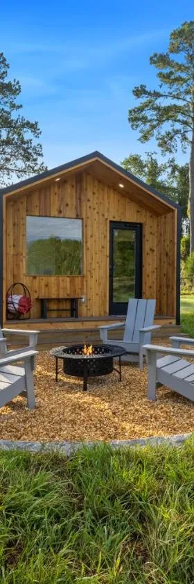 Vista Verde Farm Retreat - Stylish Cabins Nearby Springs，位于Ellisville的酒店