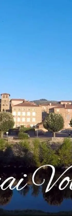 Le 19 - Chambre Patio 34m2 - Centre Historique - Clim，位于Langeac的酒店
