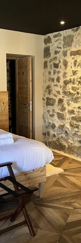 Le 19 Chambre Chapelle 43m2 - Centre Historique - Clim，位于Langeac的酒店
