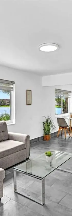 Charming 2br Lakefront Cottage In Davie Near Beach，位于戴维的酒店