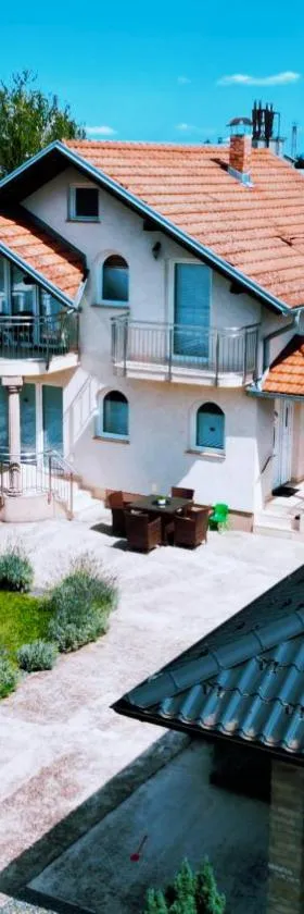 Villa Zlatan Poolside，位于格拉迪什卡的酒店