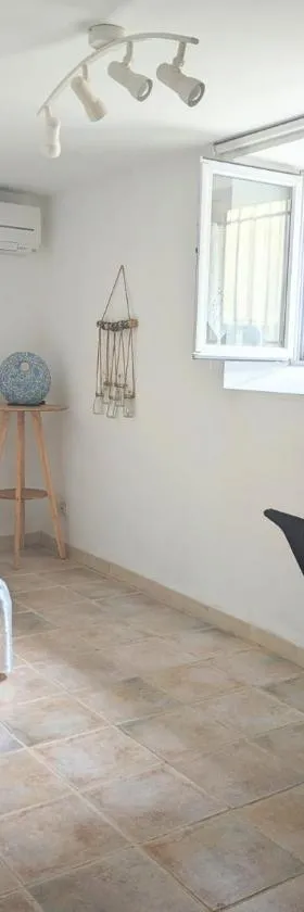 Chambre climatisée 2 places plus une place Bébé 0-3 ans, salle de bain et WC en espace privatif，位于La Livinière的酒店