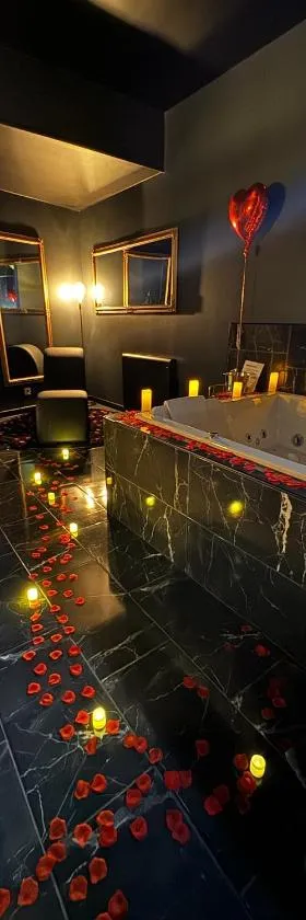 Love Room Chic Lescapade à Cherbourg，位于瑟堡的酒店