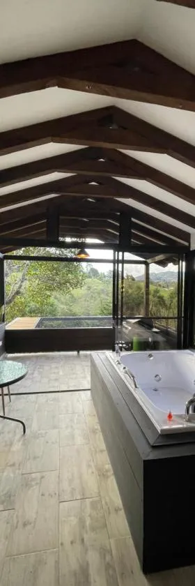 Cabañas Tahamí con jacuzzi cerca al Aeropuerto，位于瓜尔内的酒店