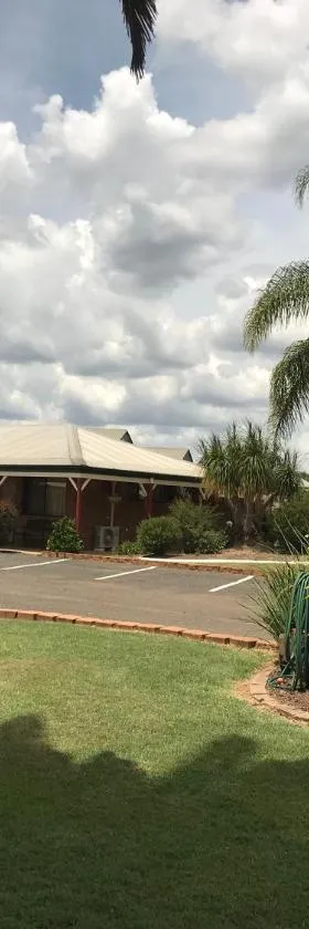 Wondai Colonial Motel & Ivory's Restaurant，位于Wondai的酒店
