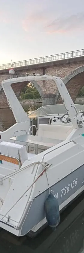 Bateau-gîte sur le halage de la Mayenne，位于LʼHuisserie的酒店