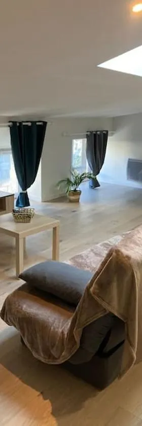 Joli petit appartement，位于埃梅的酒店
