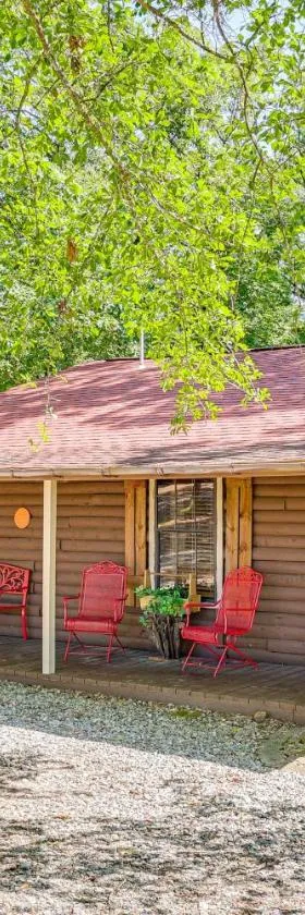 Arkansas Log Cabin Rental Near Lake Greeson!，位于Mount Moriah的酒店
