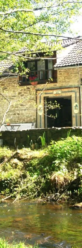 Moulin du XIIème siècle，位于Bersac-sur-Rivalier的酒店