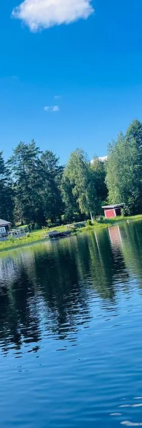 Stuga med strandtomt i Smålands natursköna miljö，位于Vaggeryd的酒店