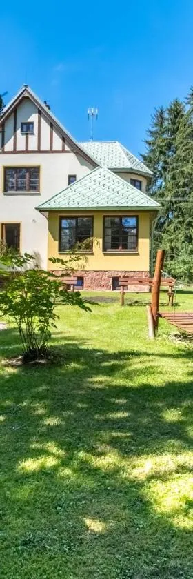 Villa with a covered pool, park, and playground，位于乌帕河畔斯沃博达的酒店