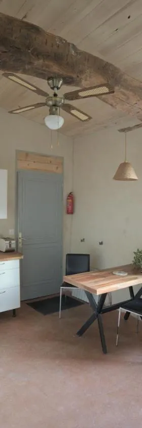 Magnifique eco-gîte des Marronniers avec terrasse，位于La Roquebrussanne的酒店