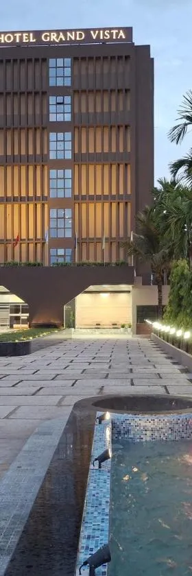 Hotel Grand Vista，位于迪马普尔的酒店
