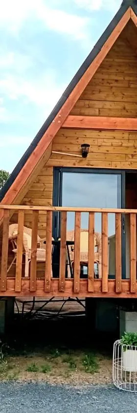 Le Chalet dans les Près，位于Les Pégués的酒店