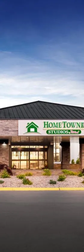 HomeTowne Studios by Red Roof & Conference Center Cortland，位于科特兰的酒店