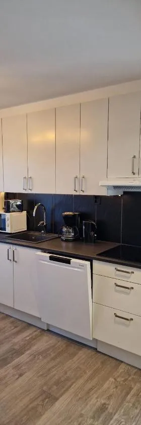 Modernt gästhus på 90 m2 för upp till 8 personer，位于韦斯特维克的酒店